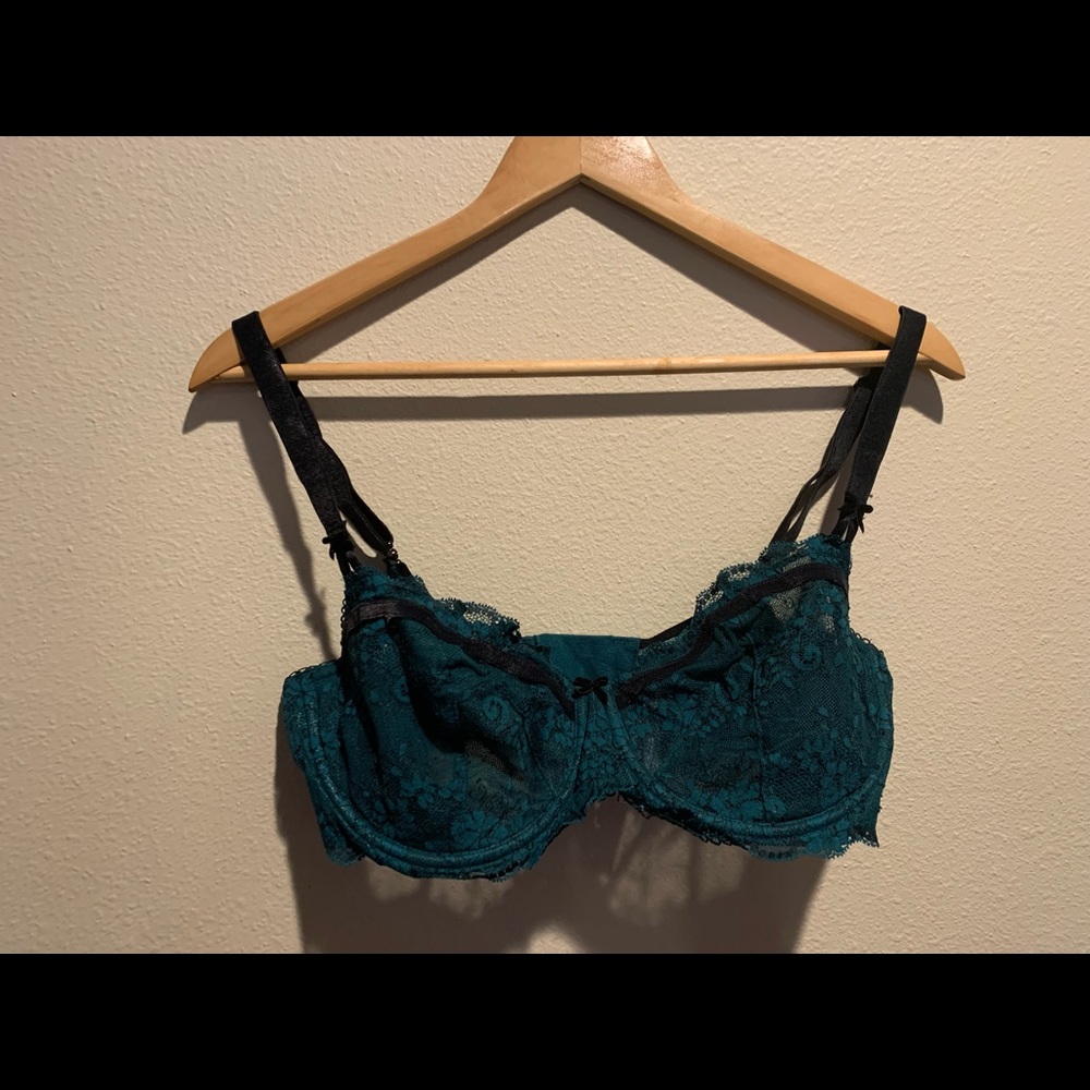 2 Bras - Picture 3 of 4